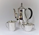 Georg Jensen. Sterling (925). Silber Kaffeeservice, bestehend aus Kaffeekanne 
456A, Sahnekännchen 456B und Zuckerdose 456B. Design Harald Nielsen. Produziert 
von 1945 bis 1977.