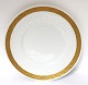 Royal Copenhagen. Vifte med guld. Frokosttallerken. Model 11520. Diameter 22,5 
cm. (1 sortering)