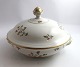 Røde bær (berberis). Royal Copenhagen. Lågfad. Model 84/9034. Diameter 23,5 cm. 
Produceret før 1890. (2 sortering)