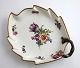 Royal Copenhagen. Sächsische Blume. Blattförmig Beilagen. Modell 1599. Länge 
23,5 cm. Vor 1923 hergestellt. (1 Wahl)