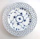 Royal Copenhagen. Musselmalet, Helblonde. Flad tallerken med gennemskåret bort. 
Model 1098. Diameter 25,5 cm. (2 sortering).