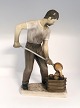 Bing & Grøndahl. Porcelænsfigur. Støberiarbejder. Model 2335. Højde 30 cm. (1 
sortering)