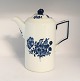 Royal Copenhagen. Blå blomst, flettet. Kaffekande. Model 8032. Højde 21,5 cm (1 
sortering)