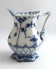 Royal Copenhagen. Musselmalet, helblonde. Flødekande. Model 1032. (2 sortering). 
Højde 10 cm.