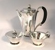 Georg Jensen. Pyramide. Sterling sølv kaffeservice (925). Model 600A. Bestående 
af kaffekande, flødekande og sukkerskål. Design Harald Nielsen.