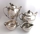 Cohr. Sølvservice (830) , bestående af tekande, kaffekande, flødekande og 
sukkerskål. Kaffekande, flødekande og sukkerskål produceret 1939/40