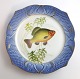Royal Copenhagen. Angelgestell Nr. 19. Modell 3002. Durchmesser 22,5 cm. 
Cyprinus carassius. Hergestellt vor 1923. (1 Wahl)