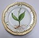 Royal Copenhagen, Flora Danica. Frokost tallerken med gennemskåret bort. Design 
#3554. Diameter 23 cm. (1 sortering). Produceret før 1890. Convallaria majalis L
