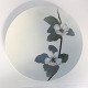 Royal Copenhagen. Platte med blomster motiv. No.82. Diameter 22 cm. (1 
sortering)