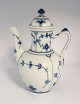 Royal Copenhagen. Musselmalet, riflet. Lille kaffekande. Model 46. Højde 21 cm. 
(1 sortering)