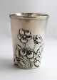 A. Dragsted. Lille sølvvase med blomster motiv. Højde 8,3 cm. Produceret 1900. 
Der er en del brugsspor.