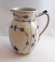 Royal Copenhagen. Musselmalet, riflet. Vandkande. Model 161. Højde 18 cm. (1 
sortering). Produceret før 1923.