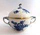 Königliches Kopenhagen. Blaue Blume, mit Gold.Zuckerdose. Modell 1680. 
Durchmesser 10 cm. Höhe 11 cm.  (1 Wahl)