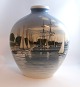 Königliches Kopenhagen. Unikat von Harald Henriksen. Große Vase mit Segelbooten. 
Höhe 34 cm. (1 Wahl). Datiert 10/8 51