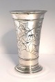 K. Tømmerup, København (K.T.). Sølv vase med blomster motiv (830). Højde 18,5 
cm. Produceret 1906.