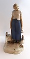 Bing & Gröndahl. Porzellanfigur. Gänsemädchen. Modell 2254. Höhe 24,5 cm. (2 
Wahl).