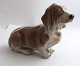 Königliches Kopenhagen. Porzellanfigur. Basset Hound. Modell 356. Länge 17 cm. 
(2 Wahl)