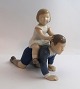 Bing & Grøndahl. Porcelænsfigur. Bror og søster. Højde 15,5 cm. (1 sortering)