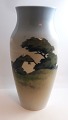 Royal Copenhagen. Porzellanvase mit Bauernhaus. Modell 2600/137. Höhe 32 cm. (1 
Wahl)
