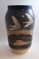 Royal Copenhagen. Porzellanvase mit Schwänen. Modell 1955/1217. Höhe 25 cm. (2 
Wahl)