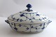 Royal Copenhagen. Musselmalet, riflet. Ovalt lågfad. Model 283. Længde 27,5 cm. 
Bredde 18 cm. (1 sortering). Produceret før 1923