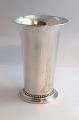 Georg Jensen. Sterling sølvvase hammerslået. Model 107. Højde 13,5 cm. 
Produceret 1925-1932