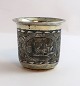 Russland. Kleiner Silberbecher mit Niello (84). Höhe 5 cm. Durchmesser 5,1 cm. 
Hergestellt 1833