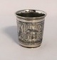 Russland. Kleiner Silberbecher mit Niello (84). Höhe 5,5 cm. Durchmesser 5,1 cm.