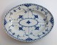 Royal Copenhagen. Musselmalet Halvblonde. Ovalt serveringsfad. Model 531. Længde 25 cm. Bredde 19,5 cm. (1 sortering).