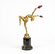 Fantastische Art-déco-Bronzefigur von Ferdinand Preiss. „Mädchen mit brennenden Fackeln“. 38 cm. Signiert.