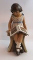 Dahl Jensen. Porzellanfigur. Mädchen mit Buch. Modell Nr. 1107. Höhe 22 cm. (2. Wahl)