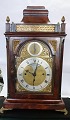 Eardley Norton, London (1762-1794). Engelsk mahogni lygteur med musik, kvarterslag og repetition. 8 dages værk. Højde 59 cm. Bredde 32 cm.