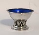 Georg Jensen. Salzgefäß aus Sterlingsilber mit blauer Emaille. Entwurf 180. Durchmesser 5,5 cm. Hergestellt 1925–1932.