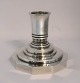 Georg Jensen. Kerzenleuchter aus Sterlingsilber (925). Modell 691B. Entwurf: Harald Nielsen. Höhe: 10,5 cm. Hergestellt 1945–1977.